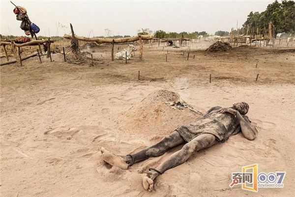 往身上涂牛粪,用牛尿洗头,这个部落的生活每天如此(图2) 往身上涂牛粪,用牛尿洗头,这个部落的生活每天如此(图2)